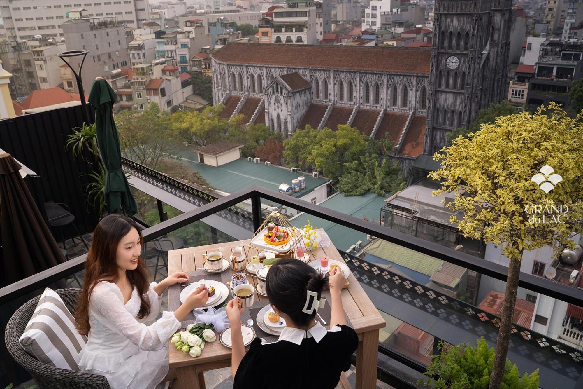 Grand Hotel Du Lac Hanói Exterior foto The view of the Saigon River from the rooftop bar